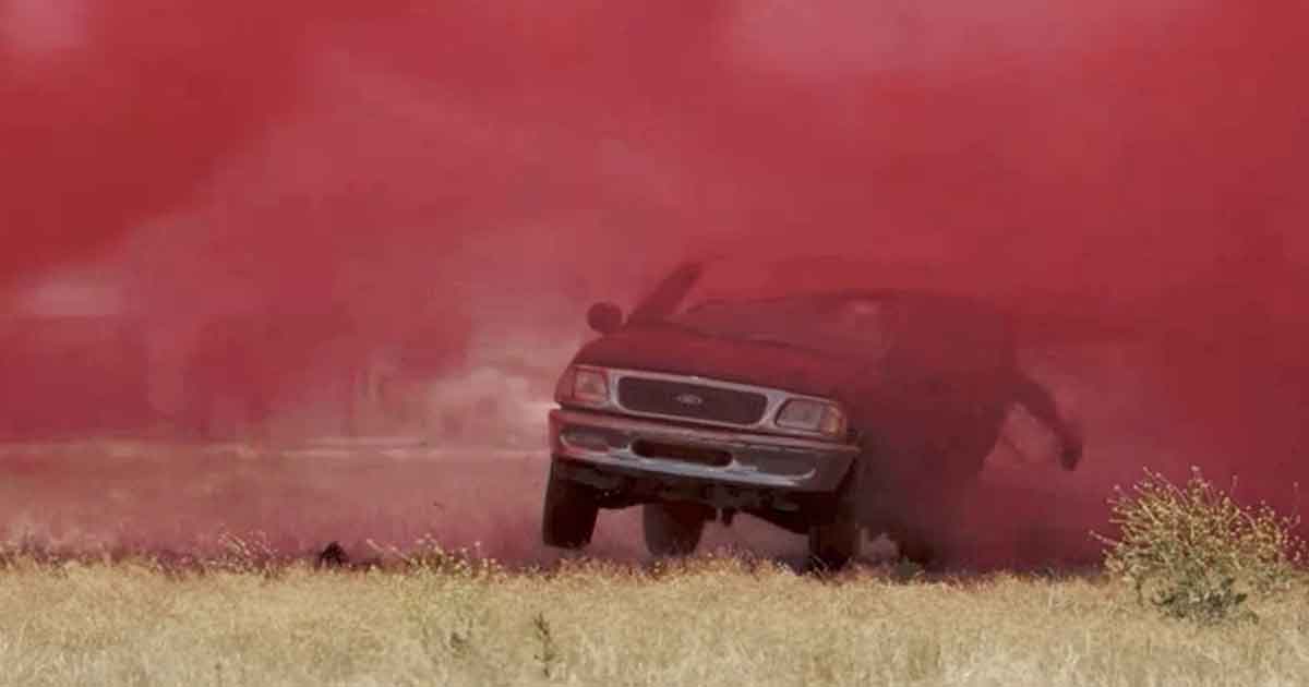 Mira cómo un avión contra incendios destruye un auto con su carga (Video)