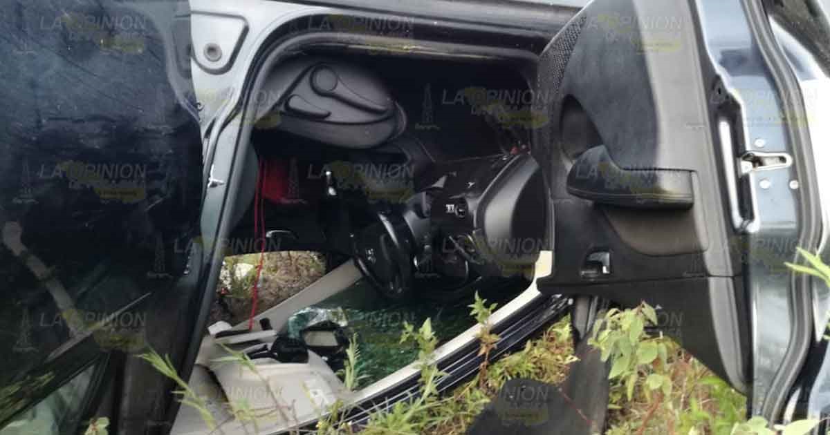 Vuelca y abandona el vehículo