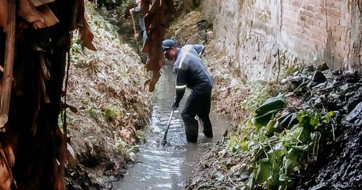 Intensa limpieza y desazolve de zanjas en Tuxpan