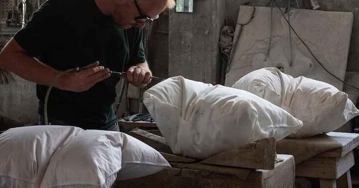 El escultor noruego Anton Fagerås esculpe "esponjosas" almohadas de mármol