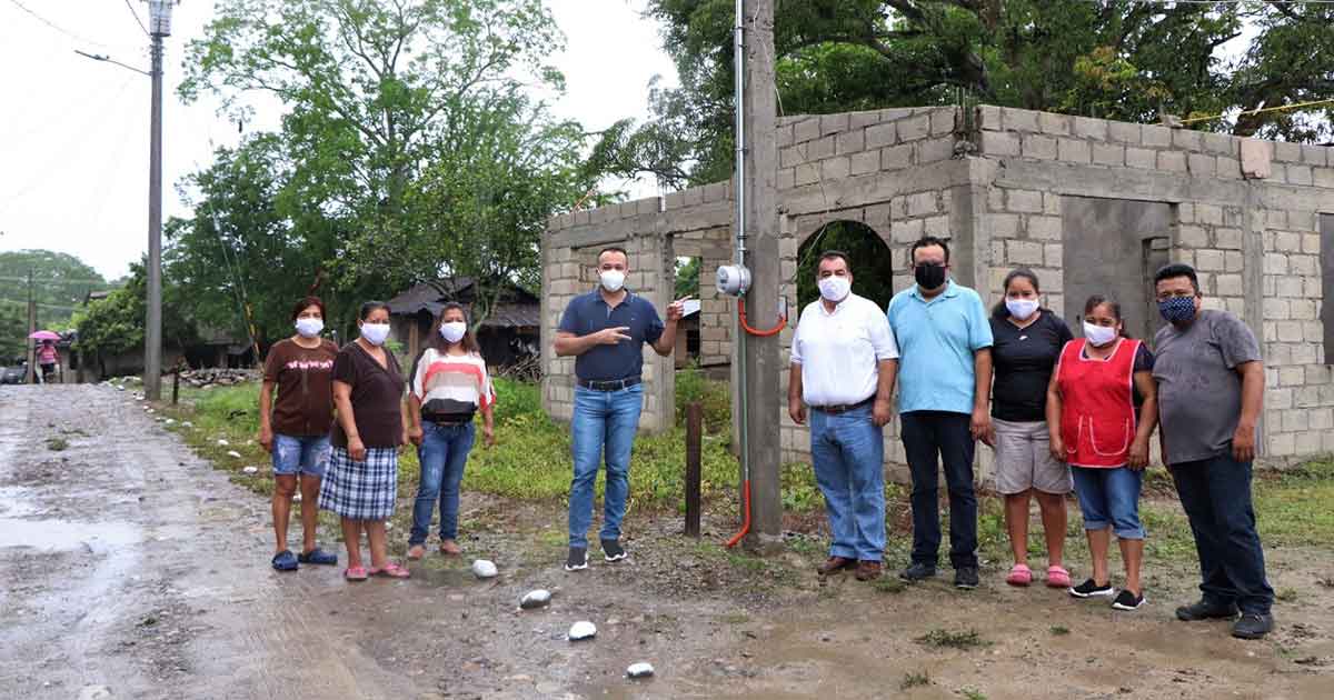 Amplían la red eléctrica en Zapotal Santa Cruz