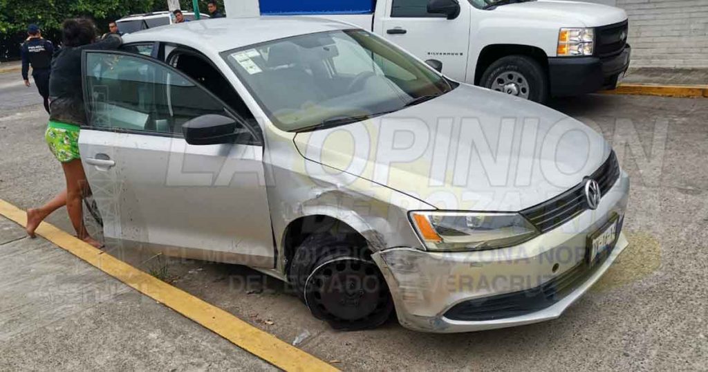 ¡Choca a camioneta estacionada!