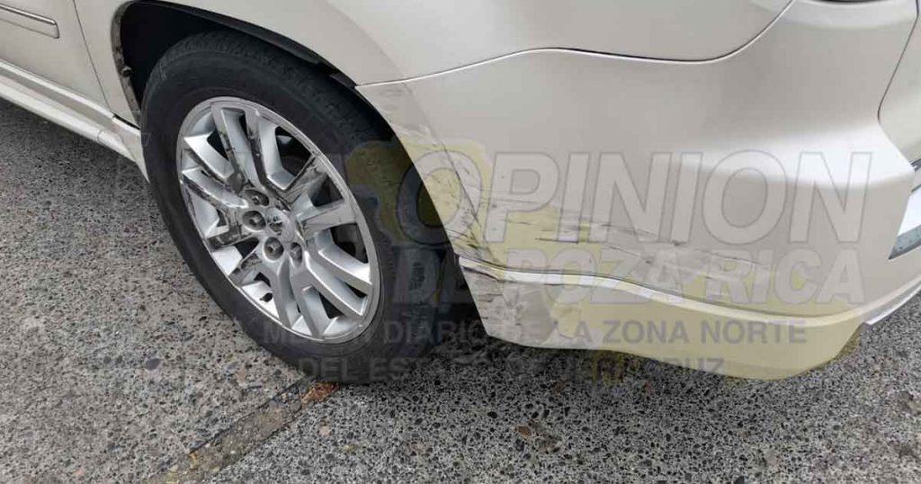 ¡Choca a camioneta estacionada!