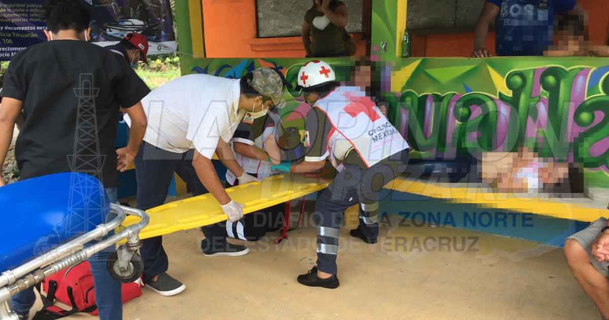 Choca y casi vuelca autobús; el conductor se dio a la fuga
