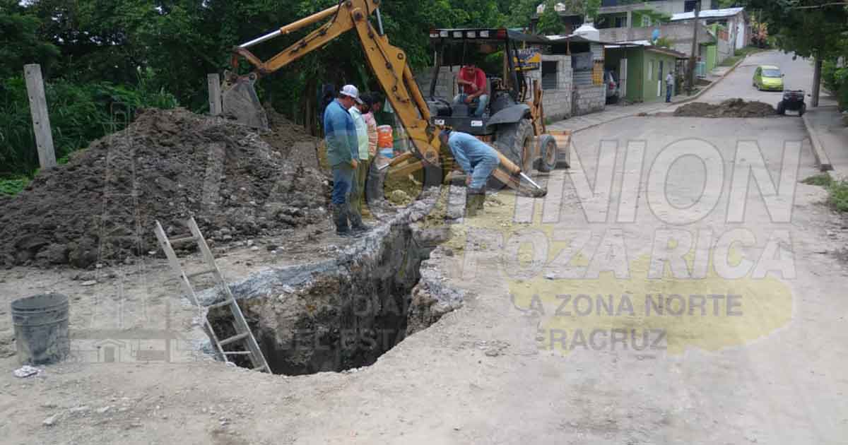 Precaución sobre la calle 5 de Mayo; no hay paso por trabajos de la CAEV Coatzintla