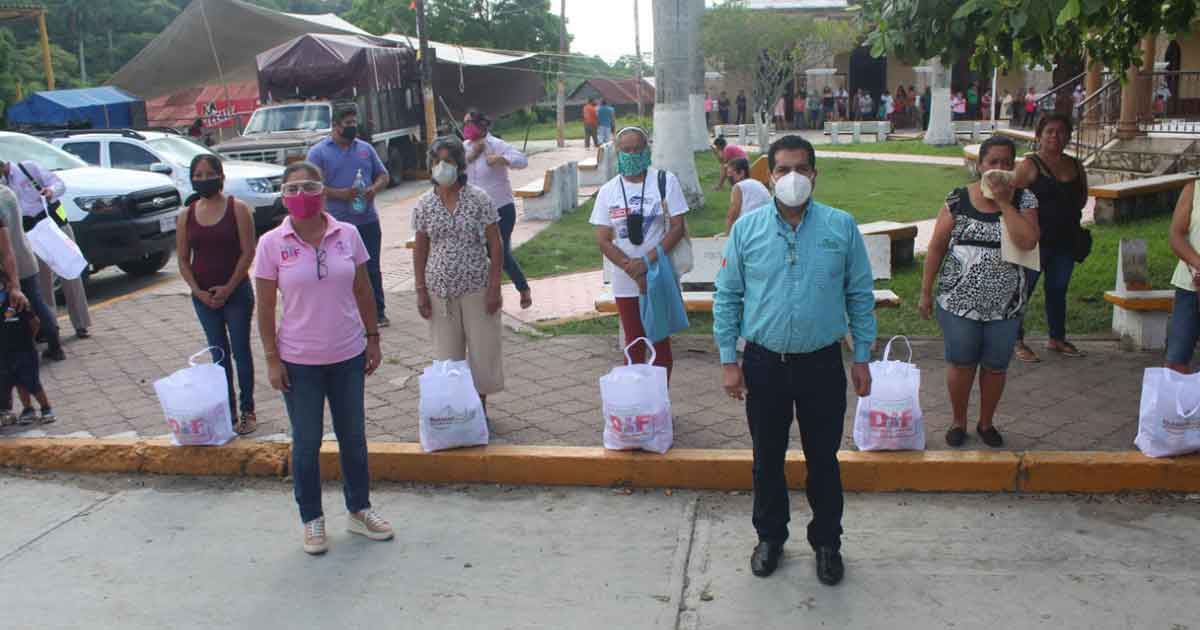Entrega alcalde de Naranjos más De 500 despensas en Amatlán