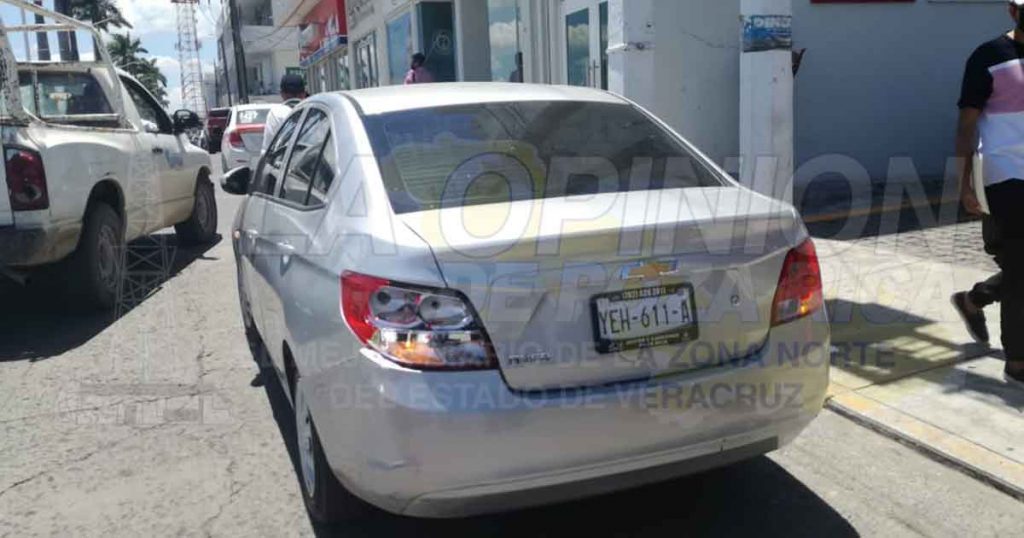 Sale de reversa y derriba a motociclista