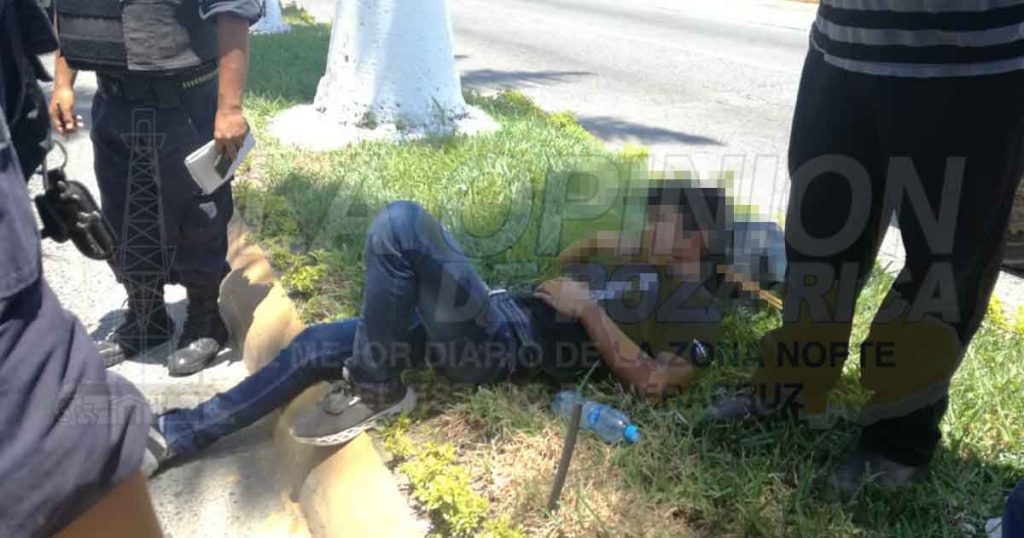 Sale de reversa y derriba a motociclista