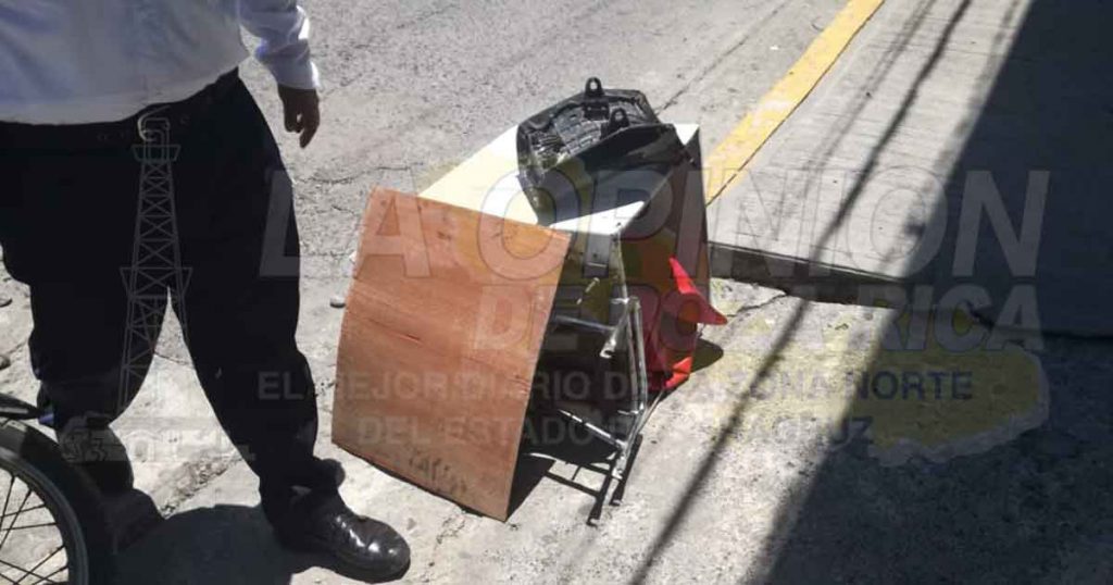 Sale de reversa y derriba a motociclista