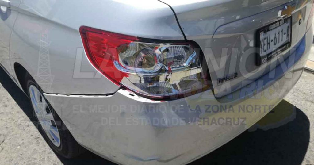 Sale de reversa y derriba a motociclista