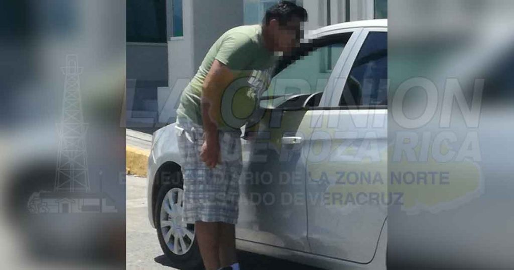 Sale de reversa y derriba a motociclista