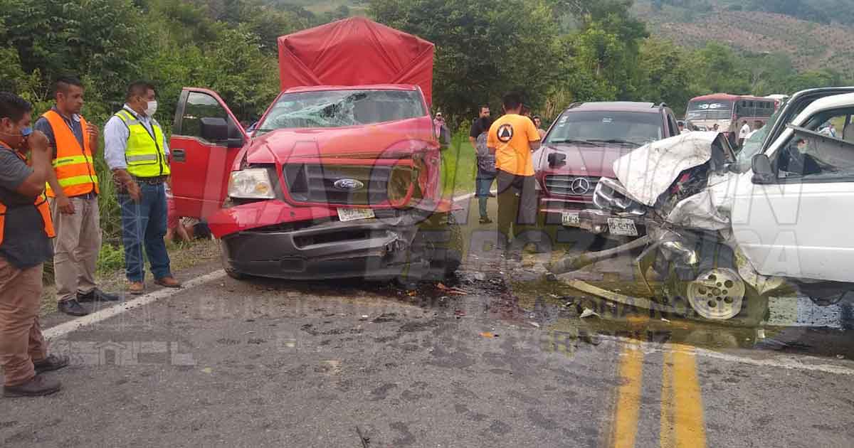 Ebrio invade carril y choca de frente; dos lesionadas