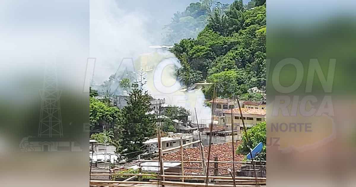 Fuego acaba con vivienda en el centro de Zozocolco