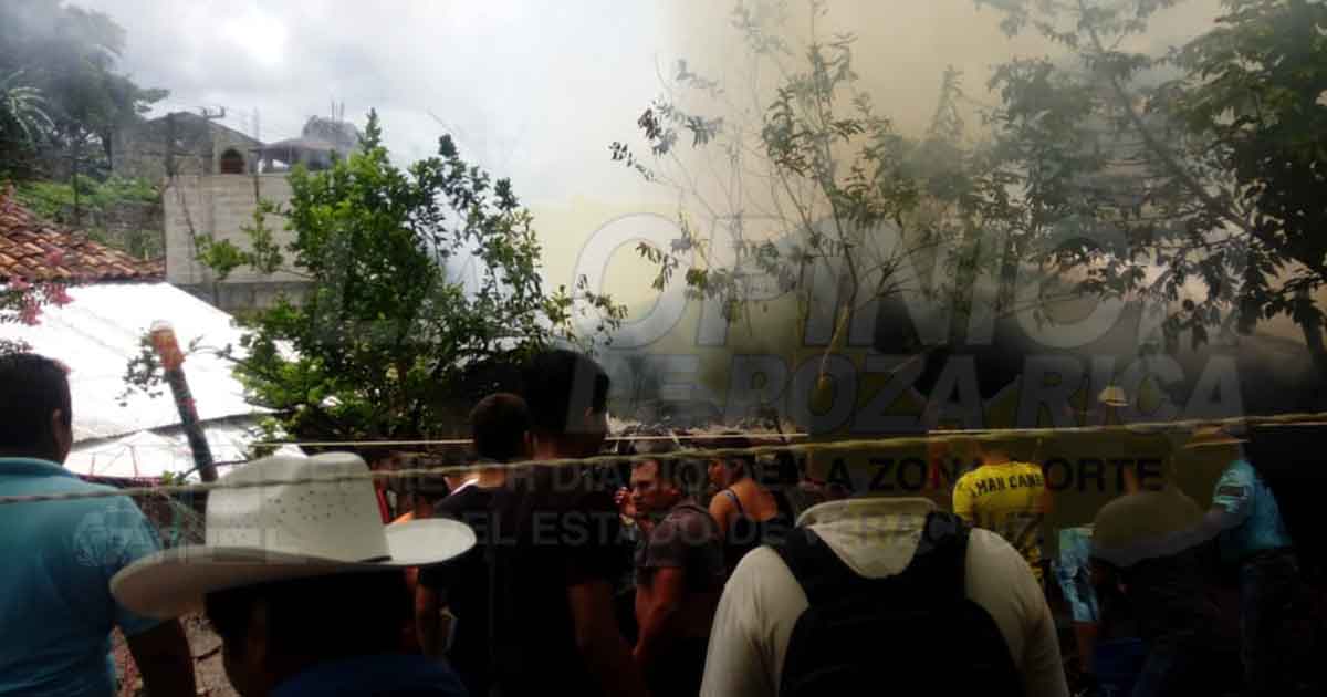 Fuego acaba con vivienda en el centro de Zozocolco