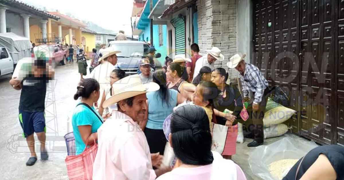 Campesinos de Coyutla se exponen al coronavirus no guardan su distancia no usan cubrebocas