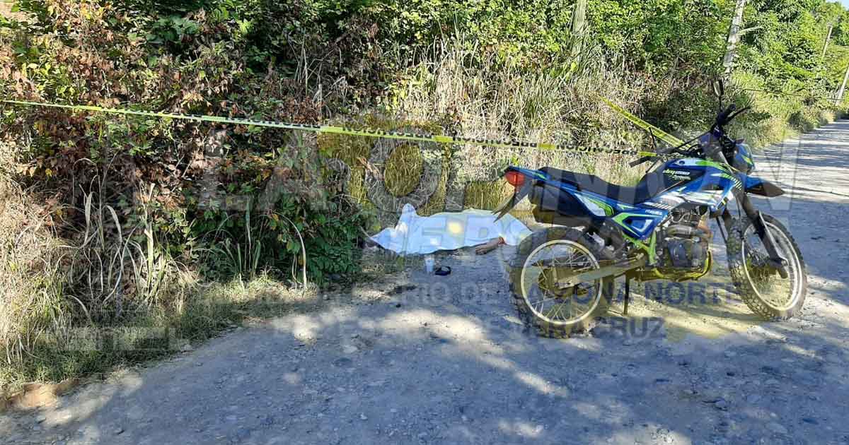 Se mata motociclista al caer y golpearse la cabeza