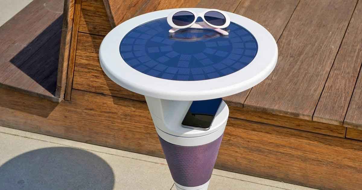 Esta mesa de jardín tiene carga inalámbrica solar para el móvil y altavoz JBL para escuchar música