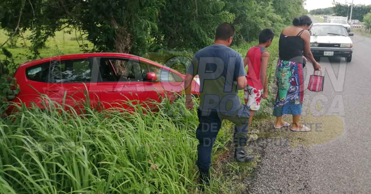 Un coche que circulaba a exceso de velocidad terminó en el monte