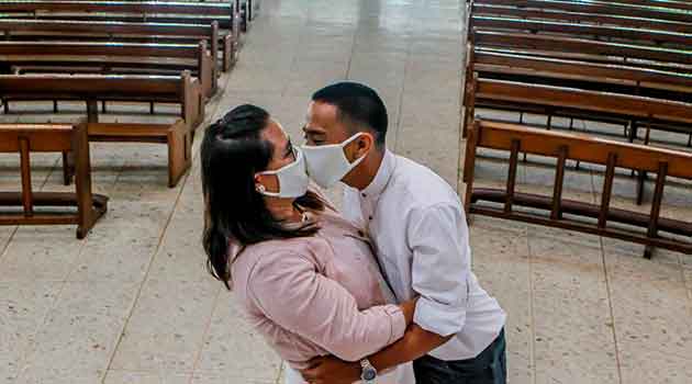 Parejas deben usar cubrebocas para tener sexo, advierten científicos