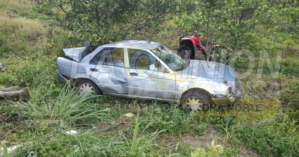 Pierde el control y se sale de la carretera