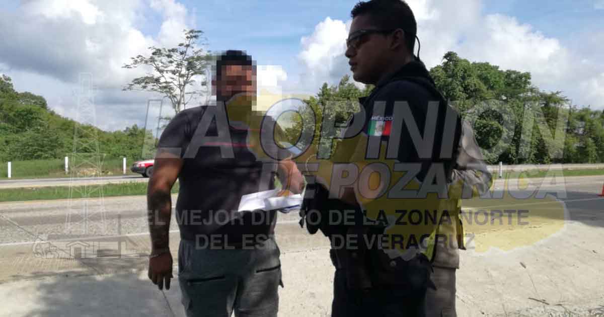 Pierde el control y se sale de la carretera