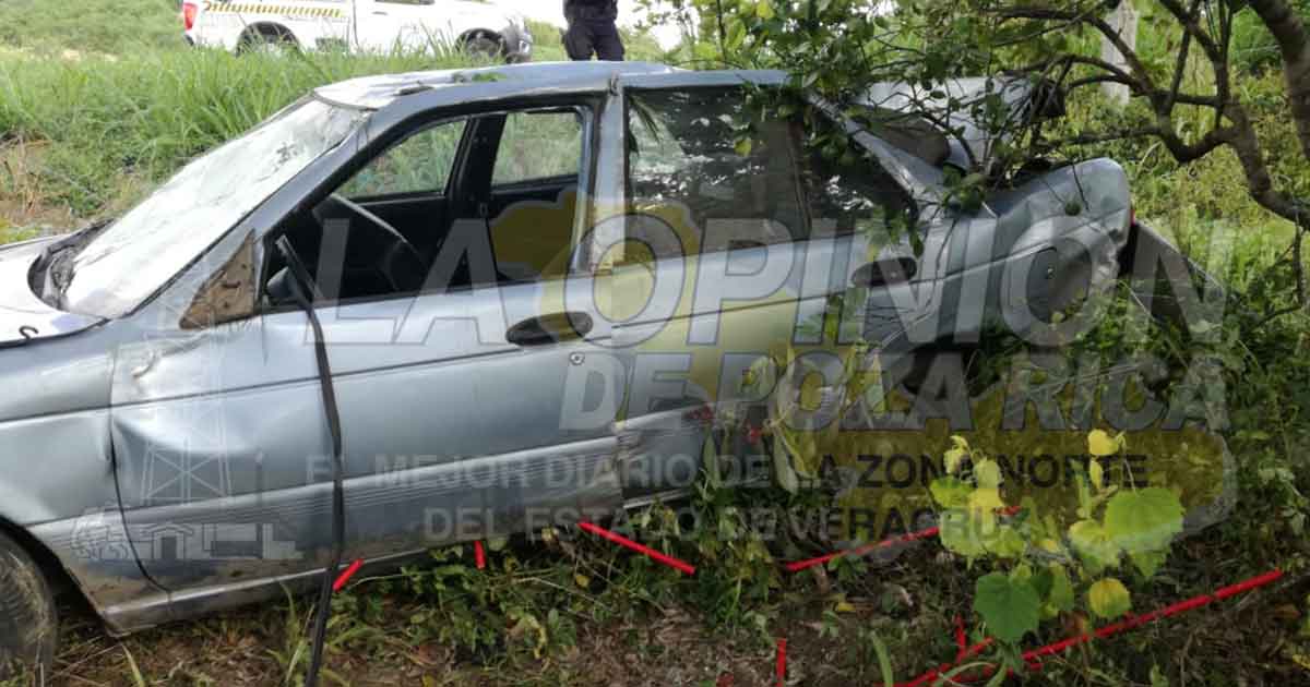 Pierde el control y se sale de la carretera