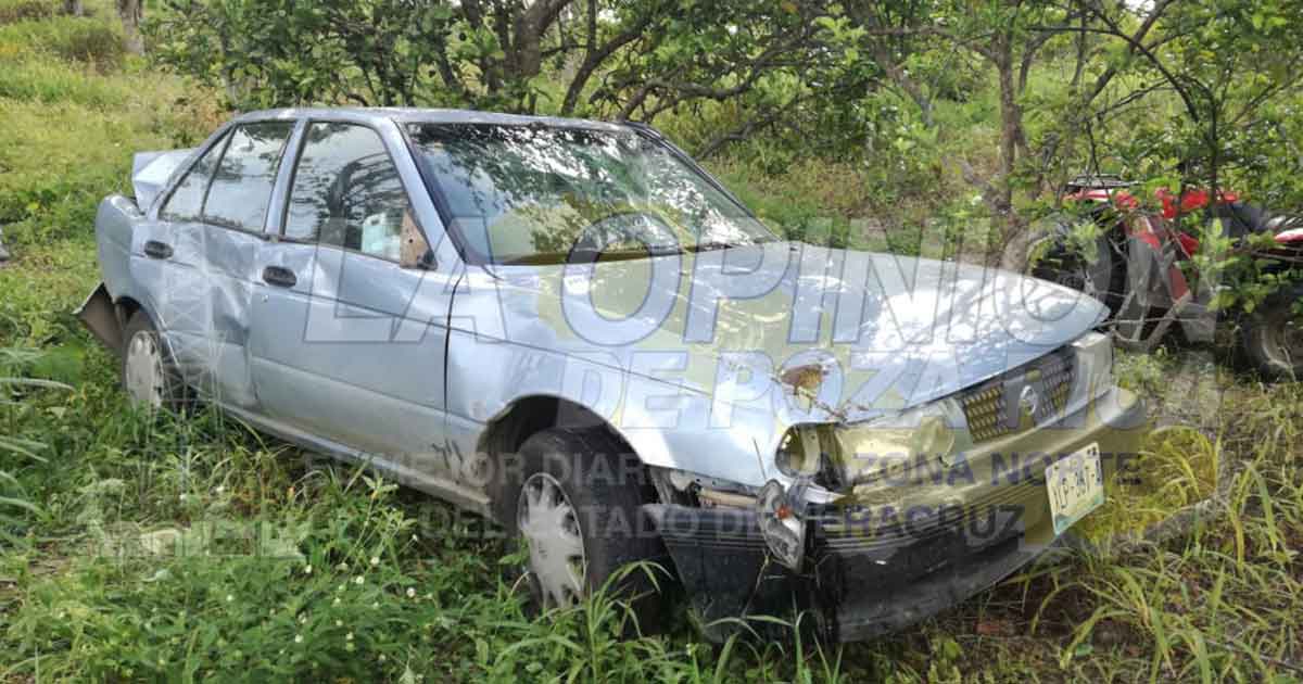 Pierde el control y se sale de la carretera