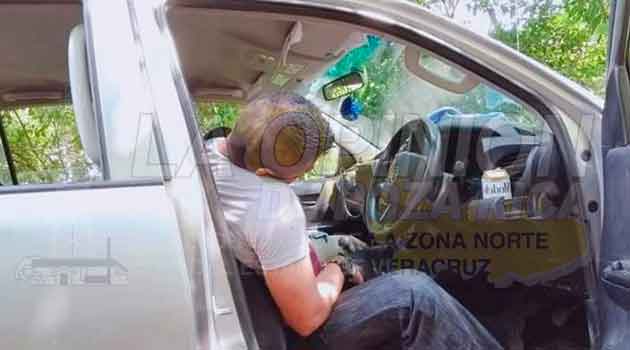 Policías municipales de Coxquihui en estado etílico se duermen en la patrulla