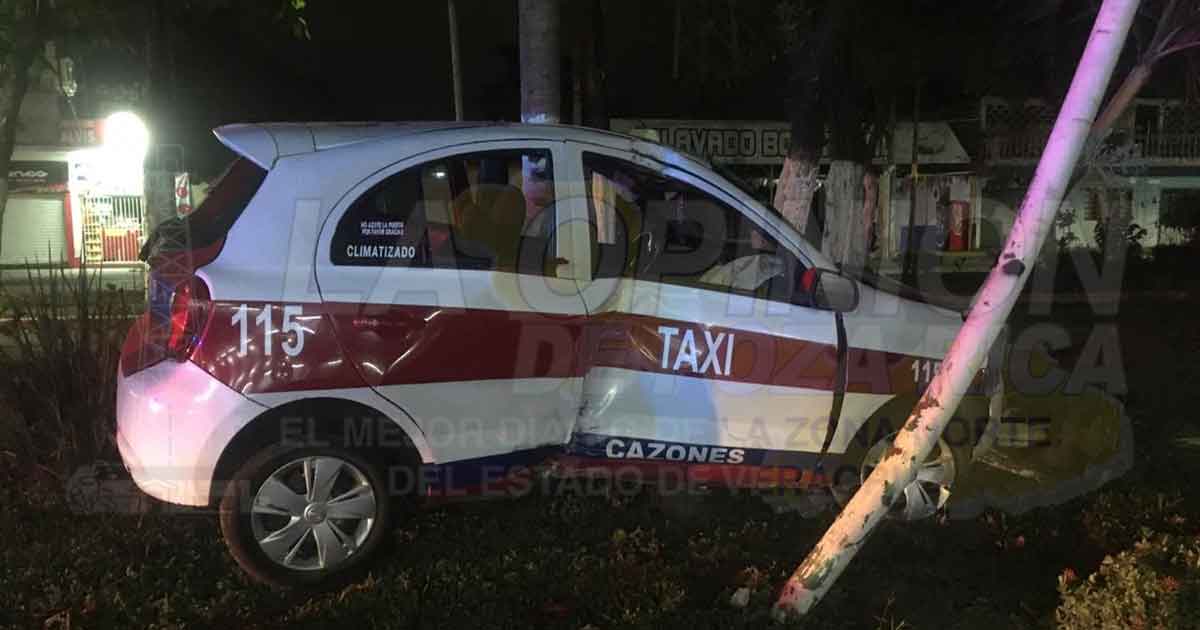 Taxi acaba en camellón