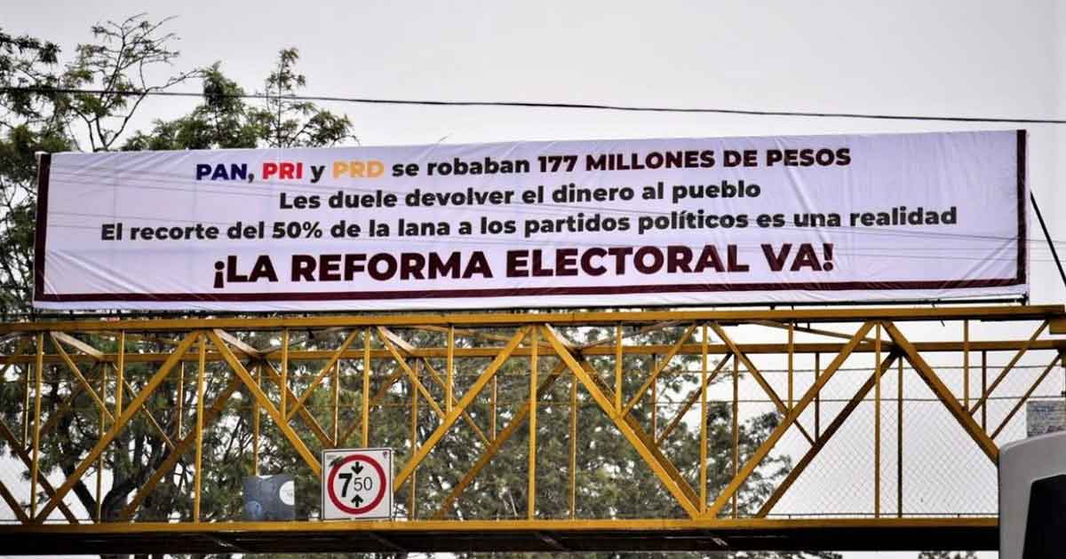 Aparecen lonas en las que celebran recorte a partidos