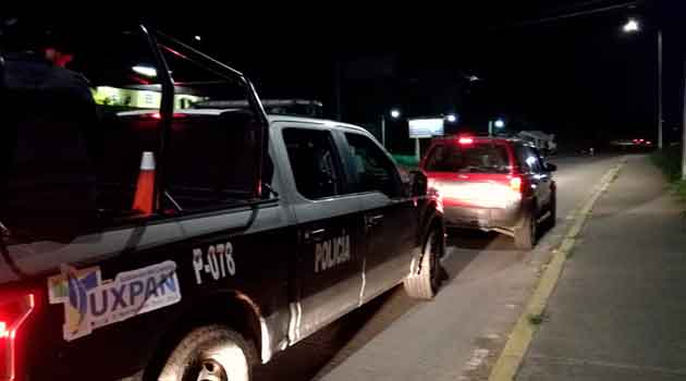 Intentan robar camioneta a empleada municipal