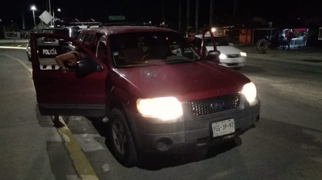 Intentan robar camioneta a empleada municipal