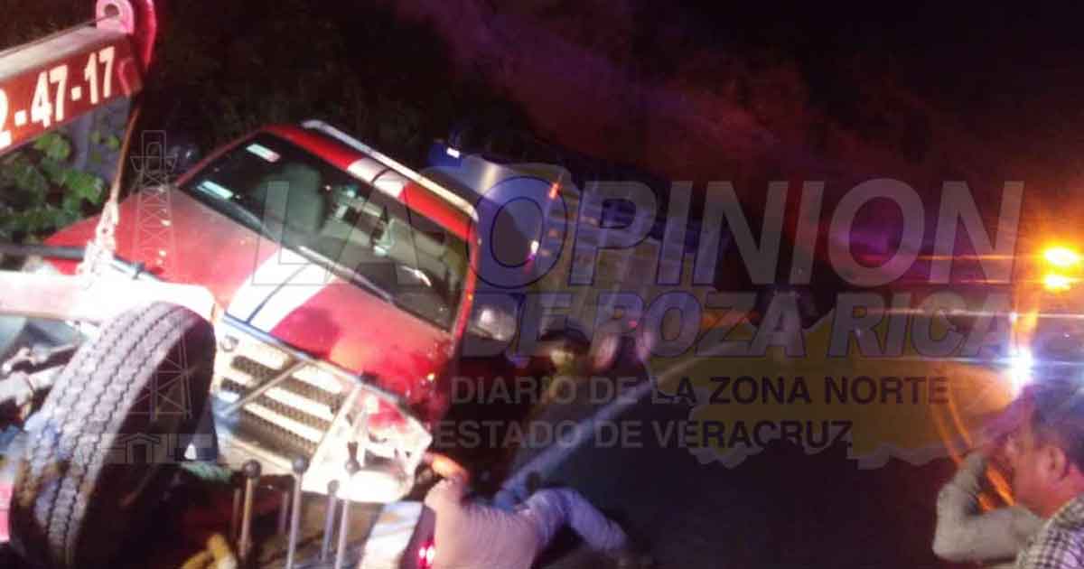 Daños materiales y un lesionado por invadir carril