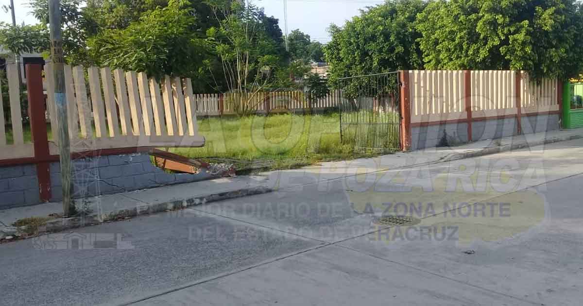 Unidad de IPAX choca contra barda de escuela