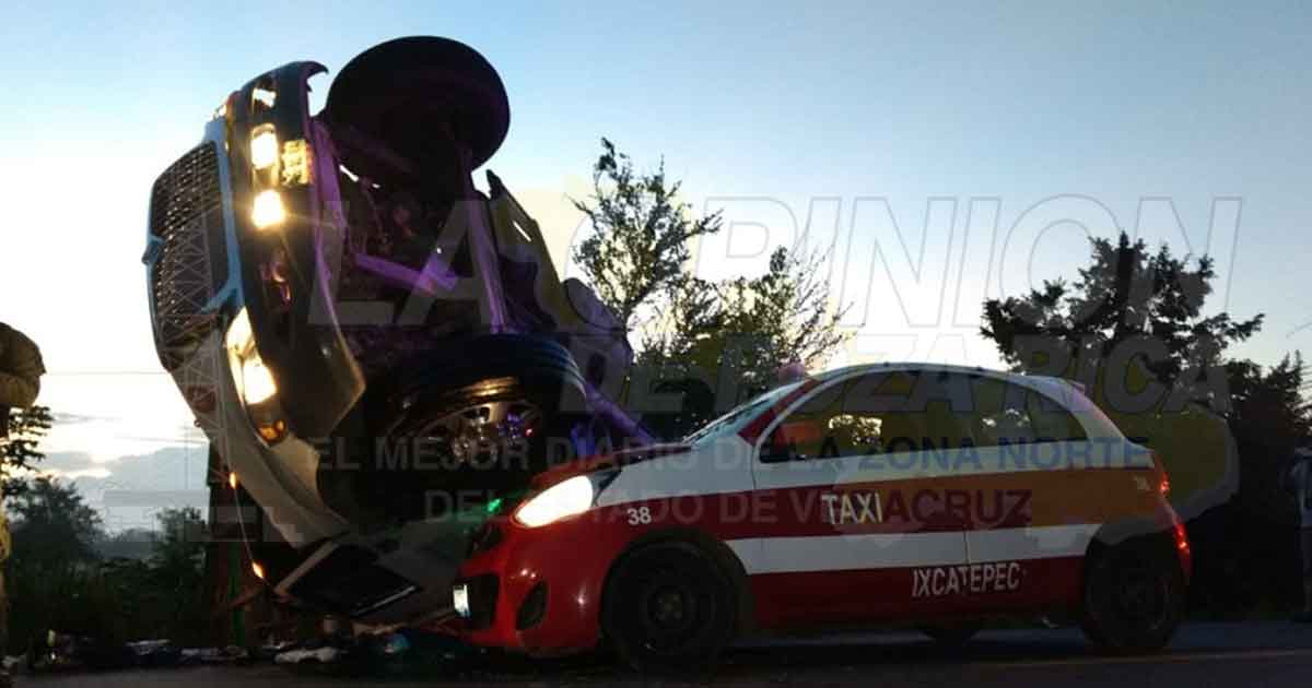 Aparatosa voladura de un camión cargado con 2,500 pollos vivos