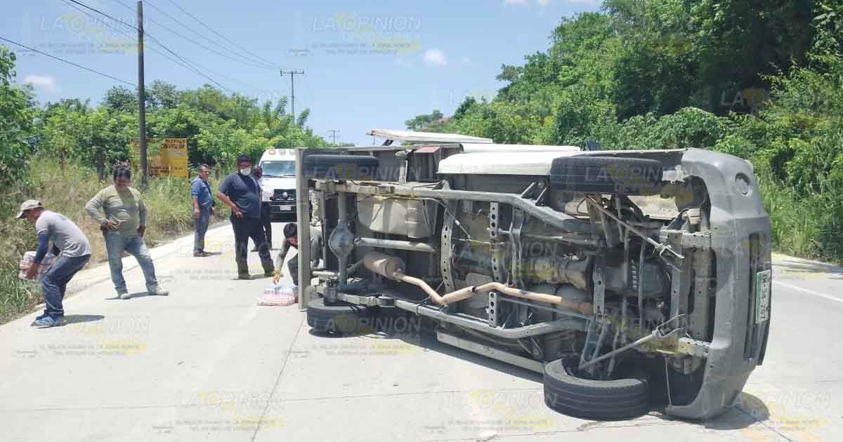 Aparatosa volcadura en el boulevard Tajín