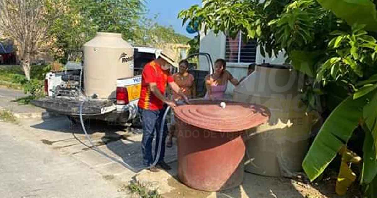 Ayuntamiento de Coatzintla continúa distribuyendo agua en pipas en las colonias