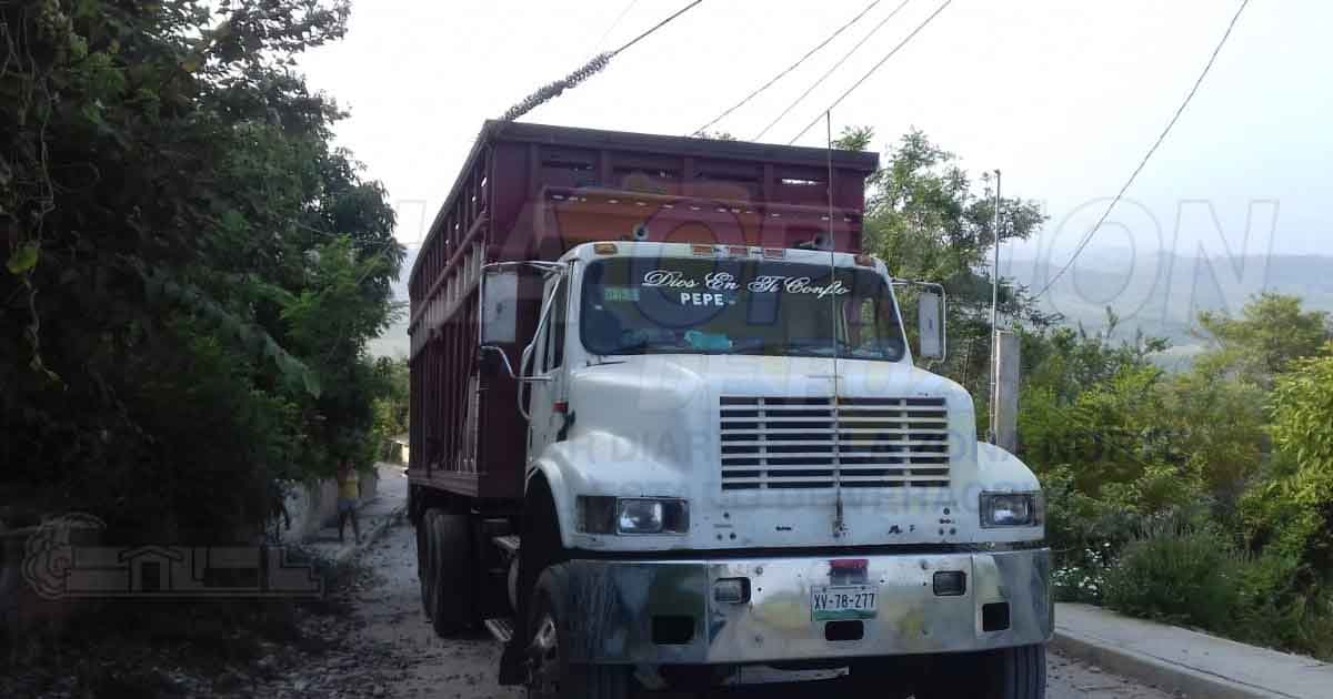 CFE ignora a usuarios de Espinal, camión destroza cables y los deja sin energía