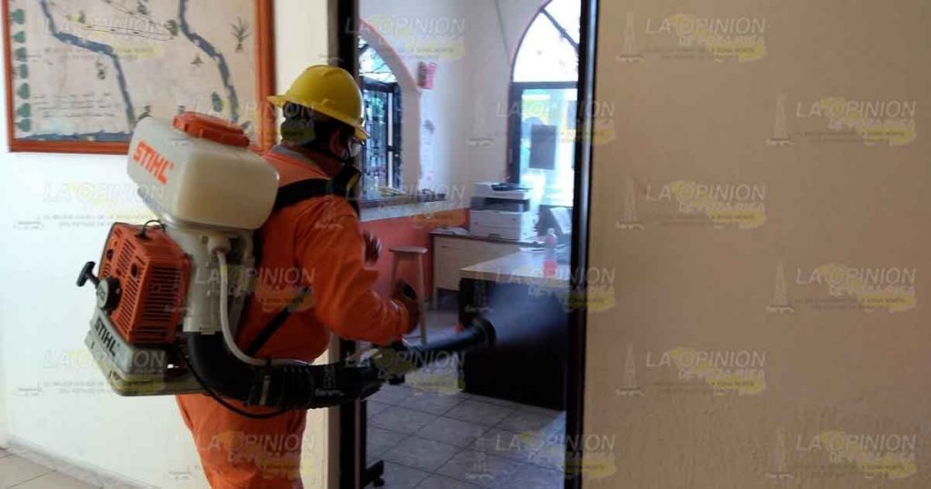 Desinfectan de virus el palacio municipal