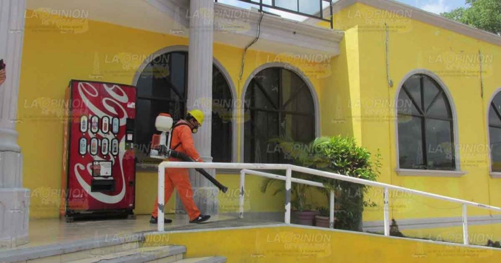 Desinfectan de virus el palacio municipal