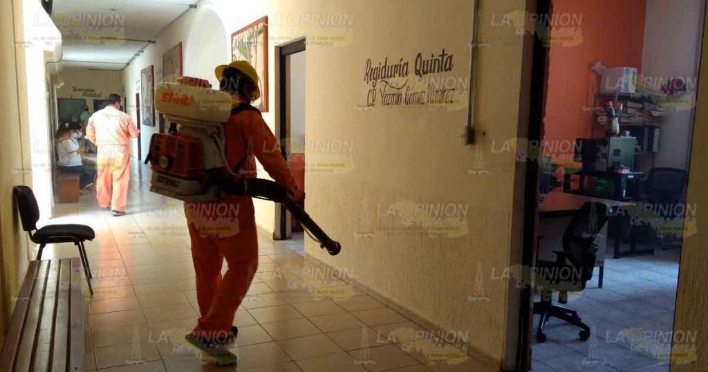 Desinfectan de virus el palacio municipal