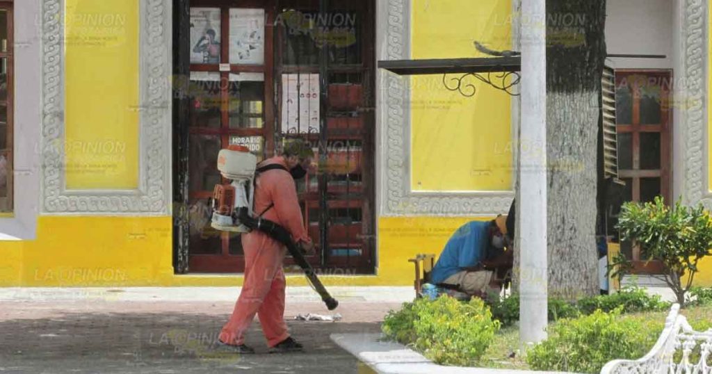 Desinfectan de virus el palacio municipal