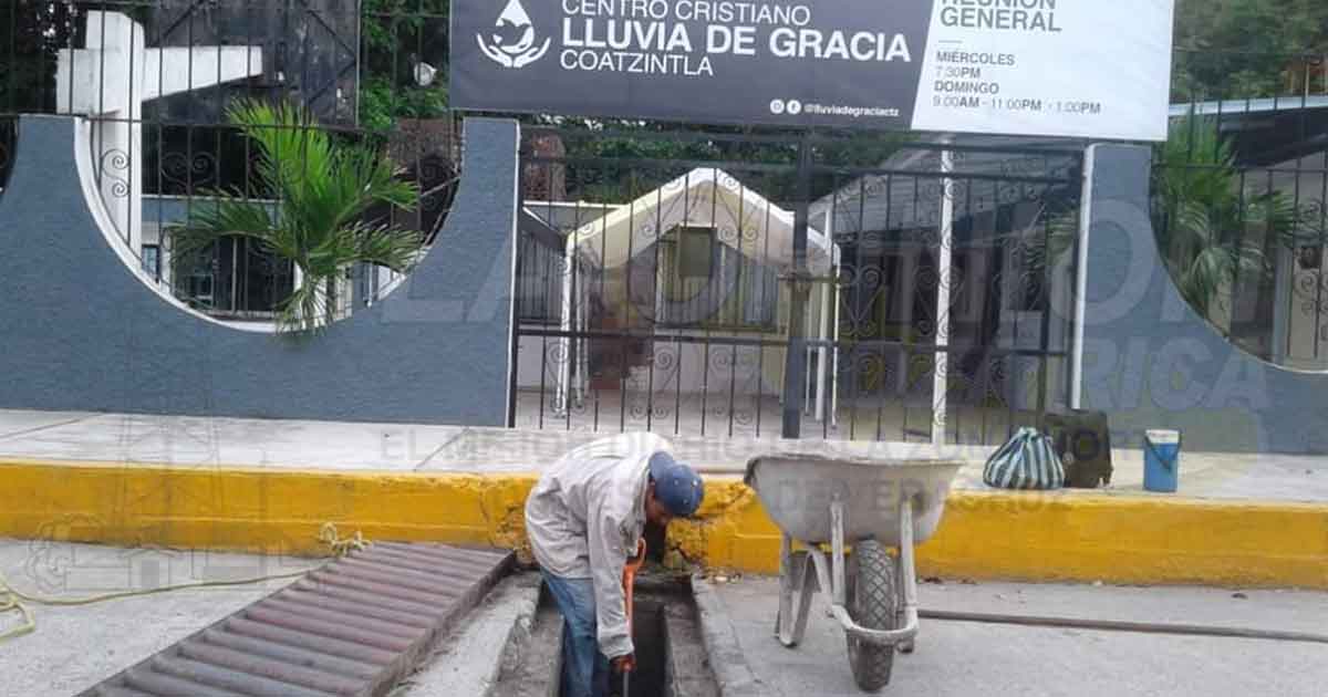 Desazolvan drenajes y traga tormentas, en Coatzintla