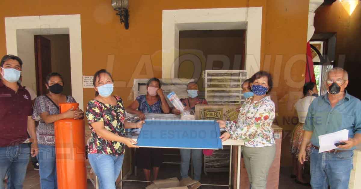Entregan proyectos productivos para apoyar economía de coyutecos