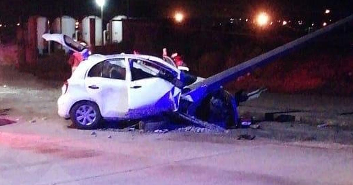 Muere joven al chocar su vehículo contra un poste en Coatzacoalcos