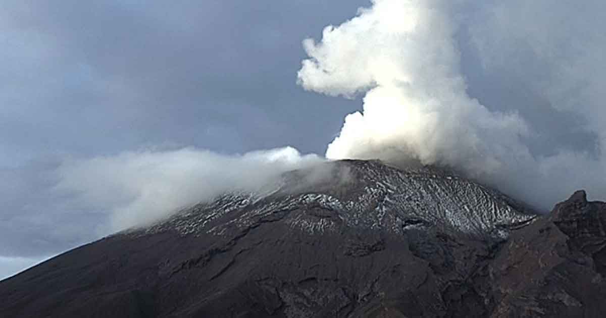 El volcán Popocatépetl registra espectacular fumarola; autoridades no emiten alertas