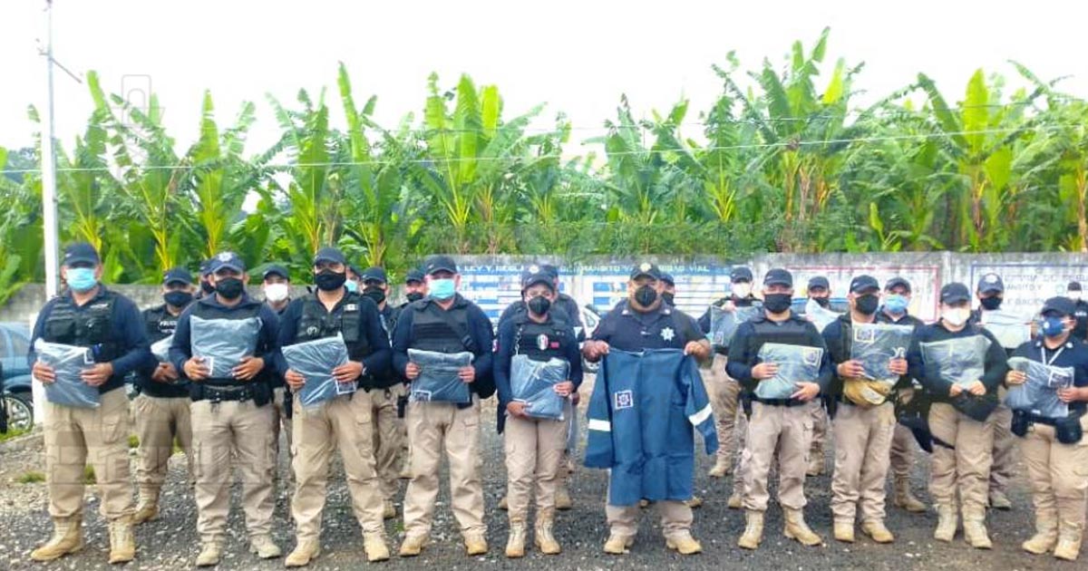 Gobierno municipal que preside Ofelia Jarillo da impermeables a policías de Tlapacoyan