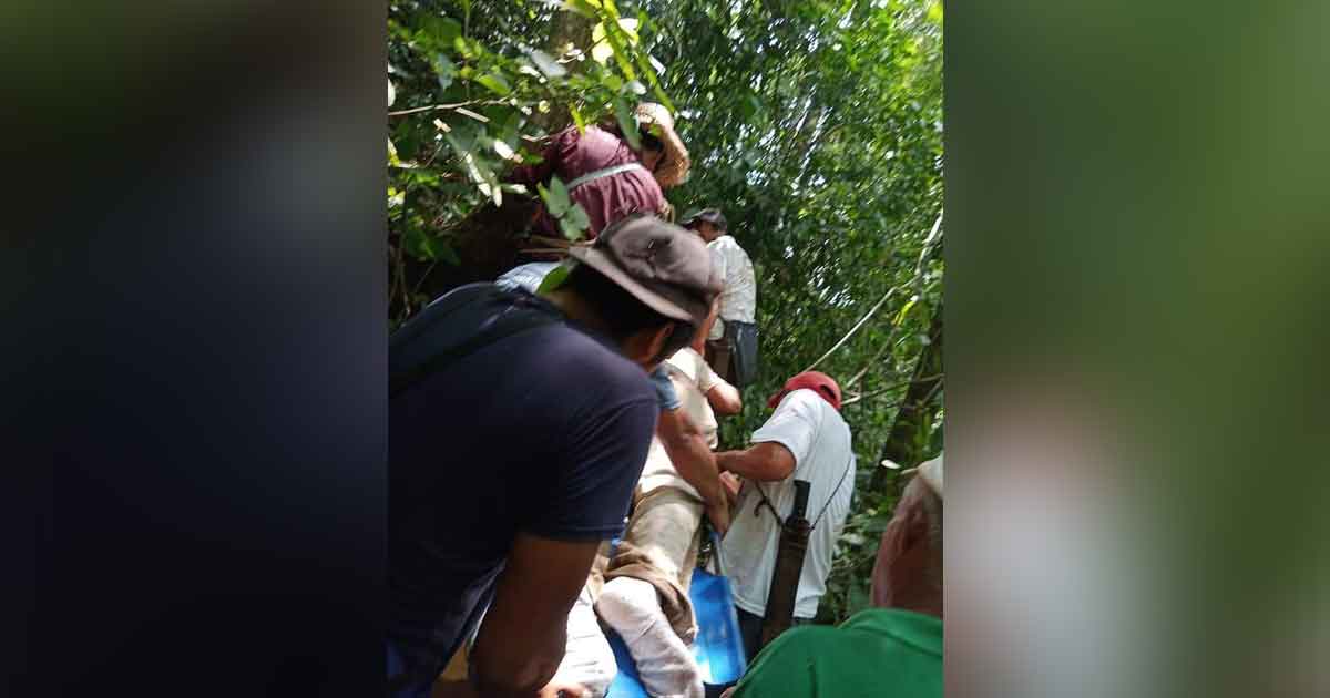 Hombre cae a profundo barranco y sobrevive