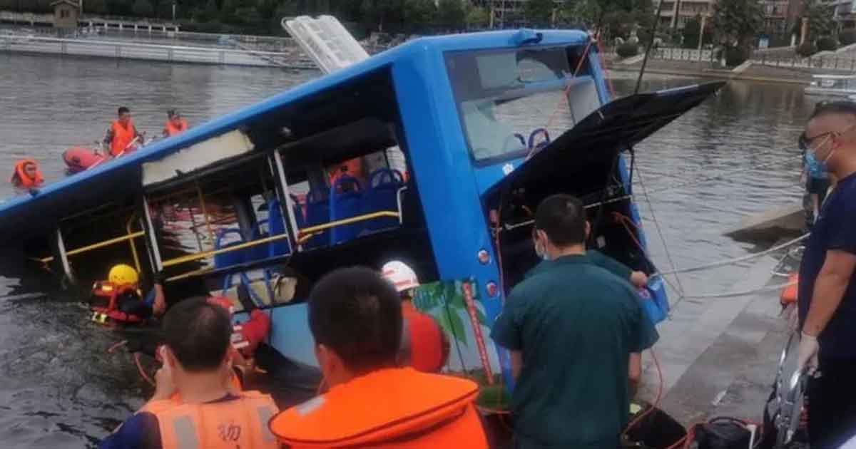 Al menos 21 muertos al caer un autobús con estudiantes a un embalse en China