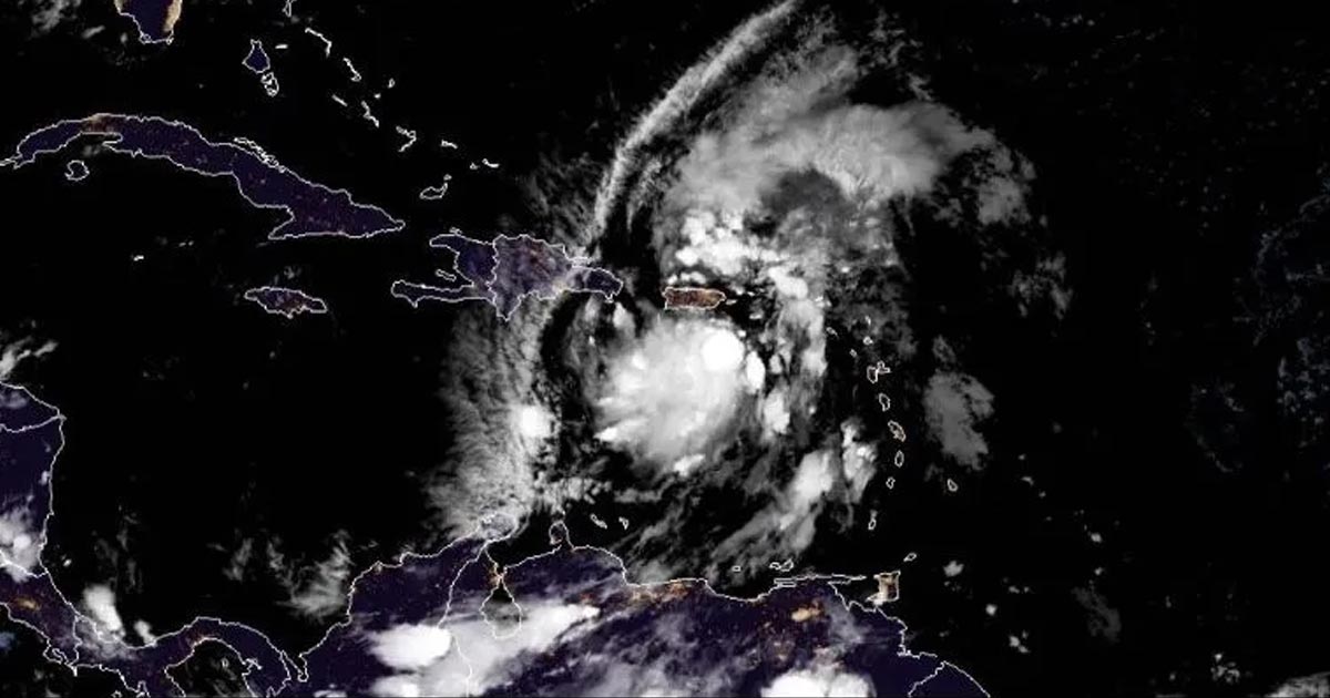 La tormenta "Isaías" golpea Puerto Rico con viento y lluvia